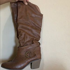 Cute trendy brown heeled leather boots!